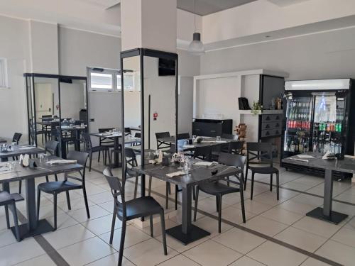 a restaurant with tables and chairs in a room at Hotel Palace Gioia Tauro in Gioia Tauro