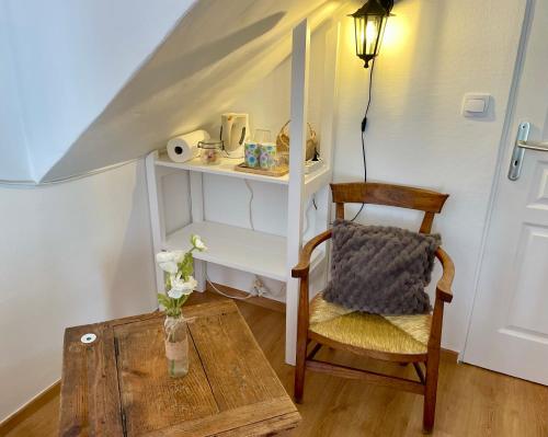 une pièce avec un bureau, une chaise et une table dans l'établissement Chambre chez l'habitant à Centron au cœur de la Haute-Tarentaise, à Aime La Plagne