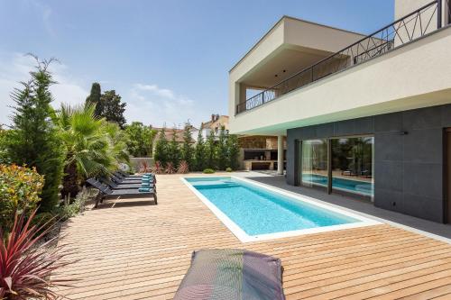 Villa One Way for 8 people near Medulin with heated pool, kids playground & only 200 m from the beach