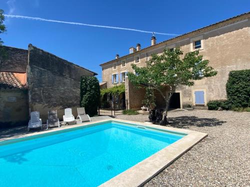 une piscine devant un immeuble dans l'établissement Le Rocan Roux, à Aubignan