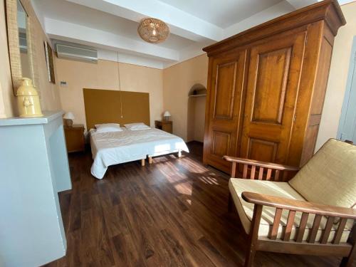 une chambre avec un lit et un canapé dans l'établissement Le Rocan Roux, à Aubignan