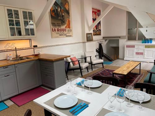 une cuisine avec une table avec des verres à vin dessus dans l'établissement Artist's Studio 55, à Joinville-le-Pont