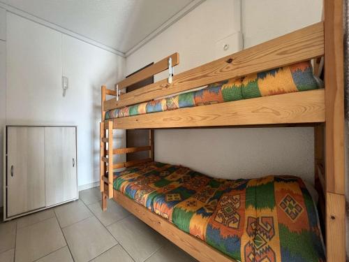 une chambre avec deux lits superposés dans une pièce dans l'établissement Studio cabine avec piscine, 4 couchages, Gruissan - FR-1-229-60, à Gruissan