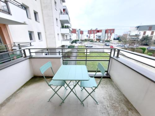 une table et deux chaises sur un balcon dans l'établissement L'Apollinaire - 34m2 avec balcon et parking privé, à Saint-Apollinaire