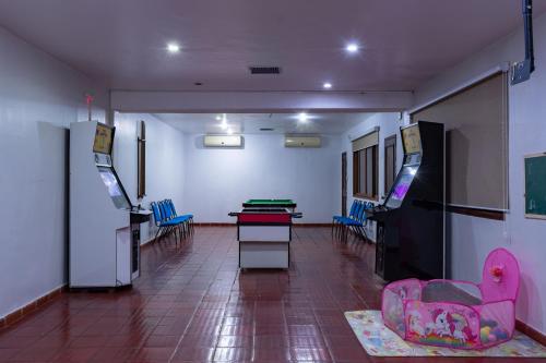a room with a room with a table and chairs at Hotel Colonial Iguaçu in Foz do Iguaçu