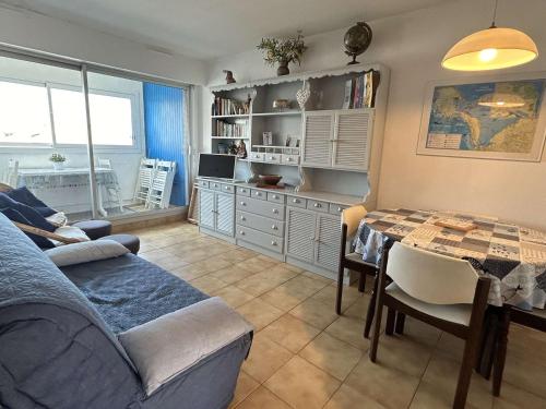un salon avec une table et une salle à manger dans l'établissement Appartement cosy 3 pièces avec parking et animaux admis - FR-1-224B-134, à Noirmoutier-en-l'lle