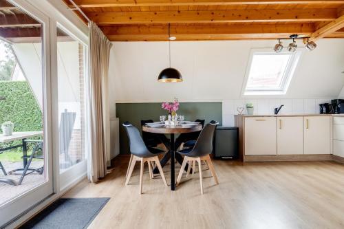 Una cocina o cocineta en Gekraagde Roodstaart I Bungalow met Fijne Groene Tuin