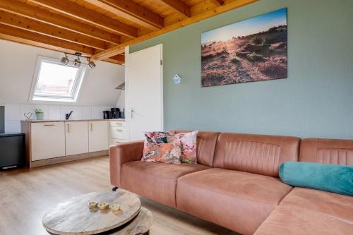 Un lugar para sentarse en Gekraagde Roodstaart I Bungalow met Fijne Groene Tuin