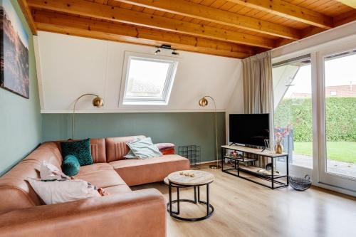 Una televisión o centro de entretenimiento en Gekraagde Roodstaart I Bungalow met Fijne Groene Tuin