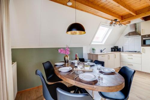 Una cocina o cocineta en Gekraagde Roodstaart I Bungalow met Fijne Groene Tuin