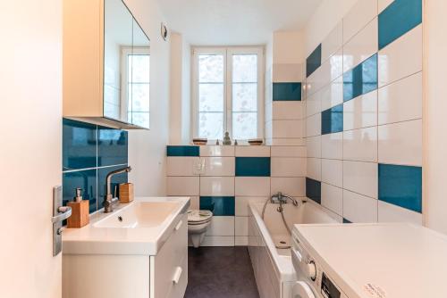 une salle de bain avec un lavabo, des toilettes et une baignoire dans l'établissement Chaleureux & Lumineux T3 Strasbourg-Centre, à Strasbourg