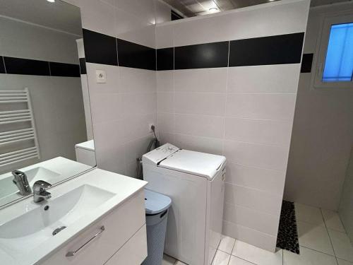 une salle de bain avec des toilettes blanches et un lavabo dans l'établissement Maison spacieuse avec piscine, tennis et terrasse, parking privé à Marseillan - FR-1-387-163, à Marseillan