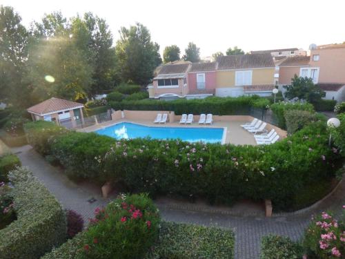 - une vue aérienne sur une cour avec une piscine dans l'établissement Maison spacieuse avec piscine, tennis et terrasse, parking privé à Marseillan - FR-1-387-163, à Marseillan
