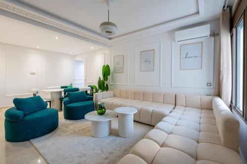 ein Wohnzimmer mit einer Couch und Stühlen und einem Tisch in der Unterkunft TT Holidays-Hassan Tower in Rabat