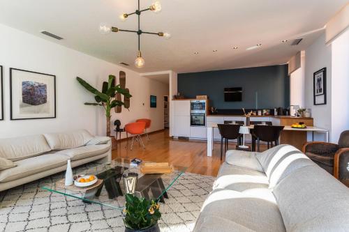 un salon avec un canapé et une table dans l'établissement PORT LYMPIA AP4429 By Riviera Holiday Homes, à Nice