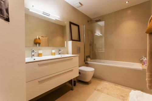 une salle de bain avec un lavabo, des toilettes et une baignoire dans l'établissement PORT LYMPIA AP4429 By Riviera Holiday Homes, à Nice