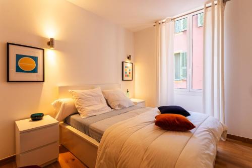 une chambre avec un grand lit avec une fenêtre dans l'établissement PORT LYMPIA AP4429 By Riviera Holiday Homes, à Nice