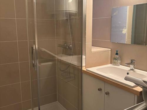 Kúpeľňa v ubytovaní Studio cosy avec balcon, parking et Wifi - 2 pers, proche thermes et centre ville - FR-1-703-11