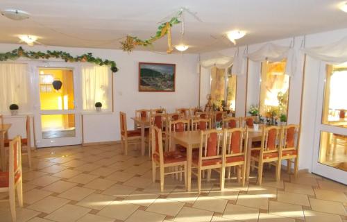ห้องอาหารหรือที่รับประทานอาหารของ Family Apartments Spiežovec