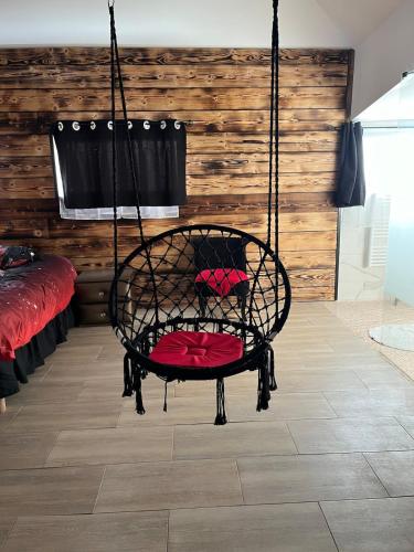 - une balançoire dans une chambre dans l'établissement Le plaisir secret, à Nibas