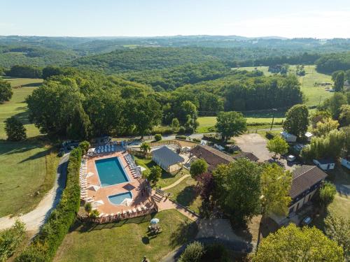 - une vue aérienne sur le domaine avec une piscine et une maison dans l'établissement Camping Le Mas de Sireuil, à Sireuil