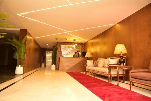 Ruang duduk di Tom's Luxury Hotel