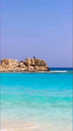 شاليه للايجار اليومي c25 بمطروح قرية لونج ايلند "family"