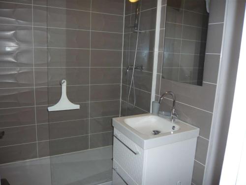 une salle de bain avec un lavabo et une douche dans l'établissement Studio cabine avec parking et climatisation à Port Camargue - FR-1-731-113, au Grau-du-Roi