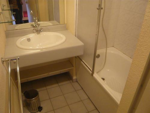 une petite salle de bain avec un lavabo et une douche dans l'établissement Appartement 2 pièces cabine familial avec parking au Grau-du-Roi - FR-1-731-118, au Grau-du-Roi
