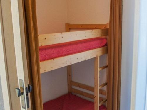 Ce lit superposé se trouve dans une petite chambre. dans l'établissement Appartement 2 pièces cabine familial avec parking au Grau-du-Roi - FR-1-731-118, au Grau-du-Roi