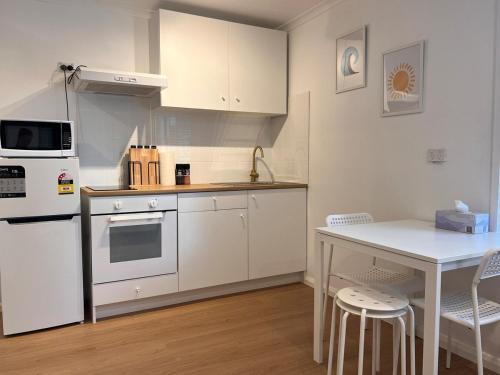 Kuchyň nebo kuchyňský kout v ubytování Park View Guest suite A