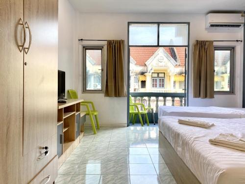 Ένα ή περισσότερα κρεβάτια σε δωμάτιο στο Happy Inn Patong