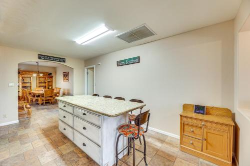 Dapur atau dapur kecil di Near Golfing and Green Spaces Florence Family Home!