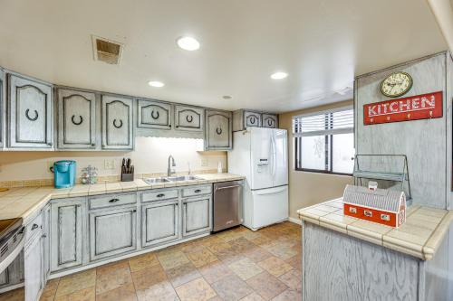 Dapur atau dapur kecil di Near Golfing and Green Spaces Florence Family Home!