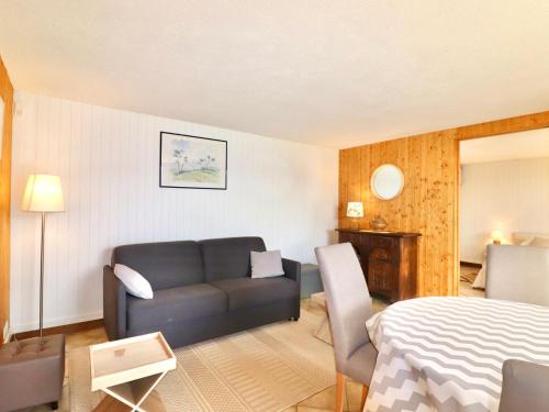 Et opholdsområde på Appartement confortable avec terrasse et WiFi - FR-1-432-32