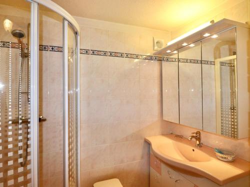 Et badeværelse på Appartement confortable avec terrasse et WiFi - FR-1-432-32