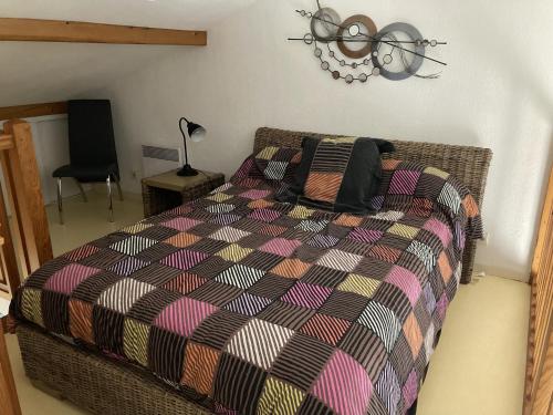 une chambre avec un lit, une lampe et une chaise dans l'établissement les maisons bleues, à Capbreton