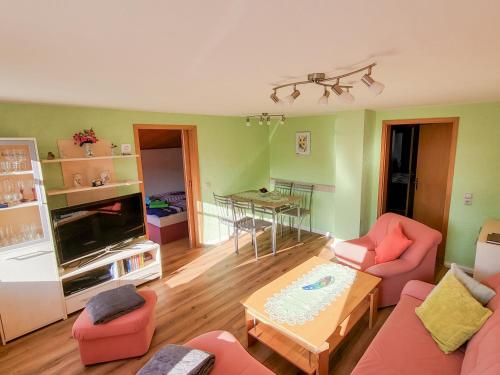 una sala de estar con un sofá y una mesa en Ferienwohnung Wanke, en Ribnitz-Damgarten