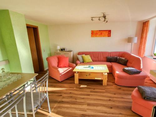 una sala de estar con un sofá y una mesa en Ferienwohnung Wanke, en Ribnitz-Damgarten
