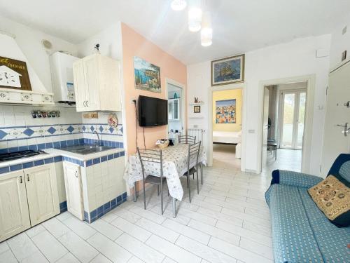 een keuken met een bank en een tafel in een kamer bij Casa Teresa by Zoom In Earth in Marina di Cecina
