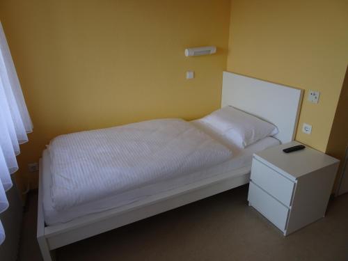 Ένα ή περισσότερα κρεβάτια σε δωμάτιο στο Hotel-Pension Schlossgarten