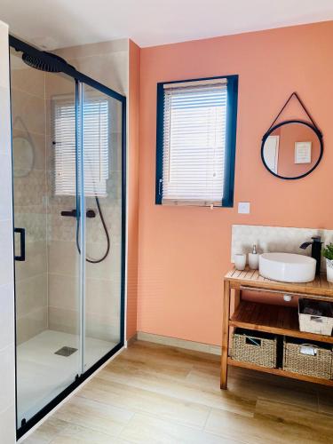 une salle de bain avec douche et lavabo dans l'établissement Villa 10 min du circuit des 24h du Mans, à Saint-Gervais en-Belin