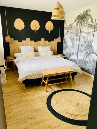 une chambre avec un grand lit et une table dans l'établissement Villa 10 min du circuit des 24h du Mans, à Saint-Gervais en-Belin