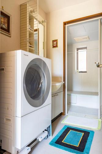 a laundry room with a washing machine at GP House in Tokyo