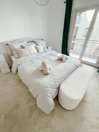 - un grand lit blanc avec deux ours en peluche dans l'établissement Appartement de luxe climatisé, parking & 2 balcons, à Villefranche-sur-Mer