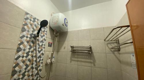 Koupelna v ubytování DYAZA LV Grogol Guest House