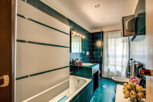 łazienka z wanną i umywalką w obiekcie Lovely apartment close Vatican w Rzymie