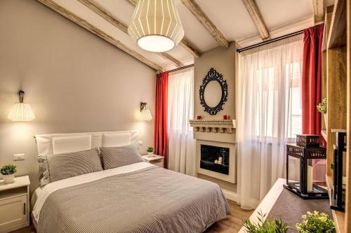 Attic with Terrace by Trevi Fountain