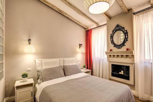 Attic with Terrace by Trevi Fountain