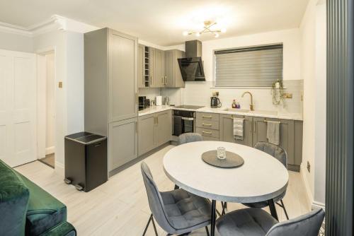 Dapur atau dapur kecil di Spacious 1BR Flat in Wanstead: Garden & Comfort